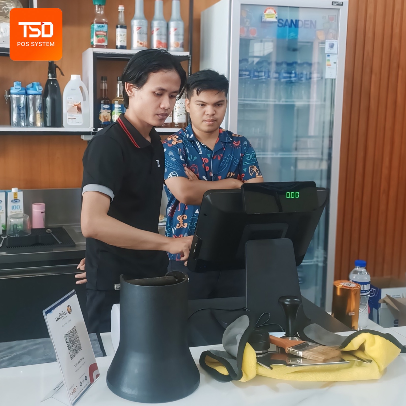 POS supplier Cambodia — ហេតុអ្វីម្ចាស់អាជីវកម្មត្រូវជ្រើសក្រុមហ៊ុនមានបទពិសោធន៍? 8 POS supplier Cambodia staff using TSD POS in shop